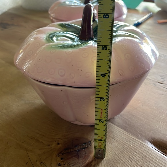 Two Vintage Strawberry Canisters USA Pottery - Picture 10 of 11